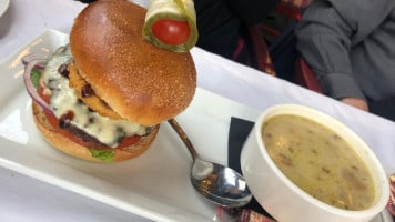 Vimy's Lounge & Grill food