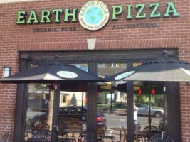 Earth Pizza outside