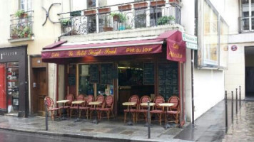 Le Petit St Paul outside