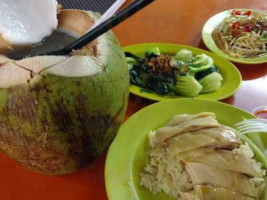 Tian Tian Hainanese Chicken Rice food