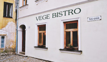 Lucky's Vege Bistro outside