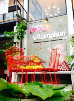 Love Lamphun Coffee outside