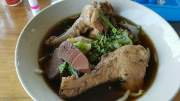 ก๋วยเตี๋ยวริมบ่อ food