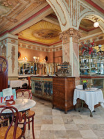 Café Royalty Dentro