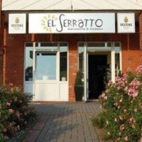 El Serratto outside