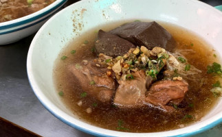 ร้านก๋วยเตี๋ยวไก่ แม่ประยูร food