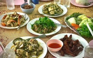 Khrua Bua Thong food