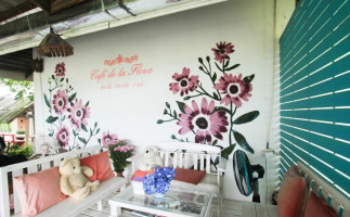 Cafe' De La Flora Farm Stay inside