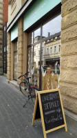 Stückweise Unverpackt Einkaufen Mit Cafe outside