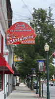 Gardners Candies outside
