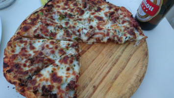 Pitas Pizzas Y Tapas food