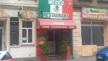 La Puerta Del Mexico outside