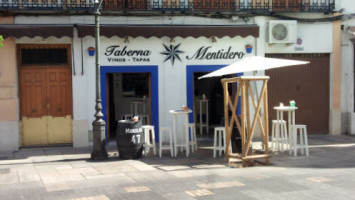 Taberna Salinas outside