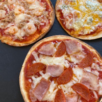 Cien Pizzitas food