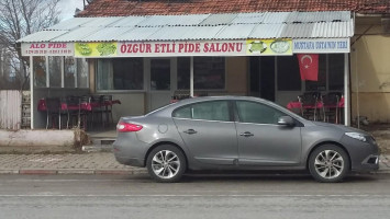 Özgür Pide outside