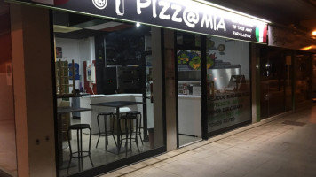 Pizza Mia 2014 outside