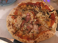 La Fabbrica Pizzeria food