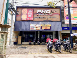 Pizza Hut Delivery Phd Indonesia outside