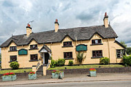 Golden Lion Inn outside