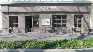 Café De L'esplanade inside