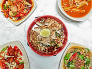 Dalila Tomyam Kak Za Mee Celup) food