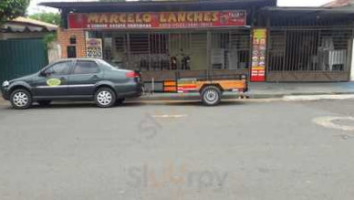Marcelo Lanches outside