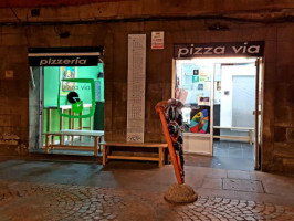 Pizza Via Santa Maria outside