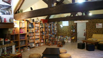 Cafe-librairie Plume et Bulle inside