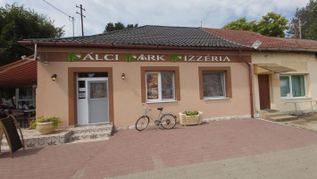 Pálci Park Pizzéria outside