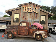 The Smokin' Pig Of Easley outside