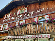 Rifugio Micheluzzi outside
