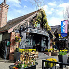 Penny Farthing Public House outside