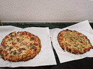 Calvino Pizzeria food