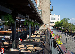 Tubby's Seafood River St.