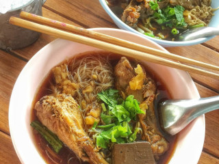 ร้านก๋วยเตี๋ยวเป็ดบ้านหนองหม้อแกง