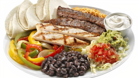 Plato De Fajitas De Pollo Y Filete A La Parrilla