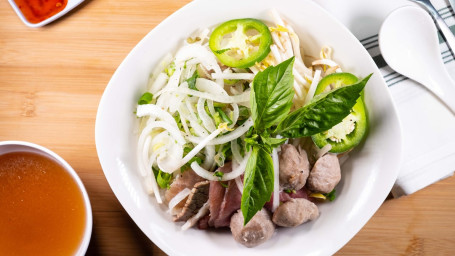 12. Phở Đặc Biệt (Special Pho Bowl