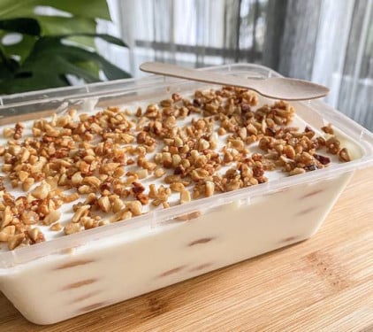 White Chocolate Biscuit Pudding Topped With Roasted Cashew (Large Serving)