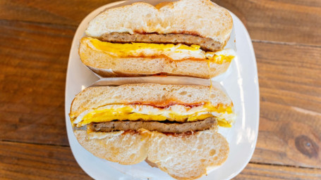 Sándwich De Salchicha Con Huevo Y Queso