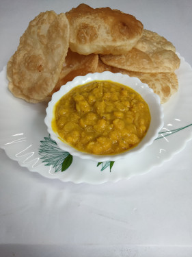 Luchi With Cholar Dal (8 Pcs)