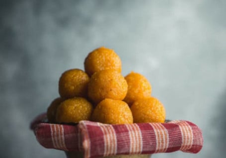 Small Ghee Laddu 5 Pcs)