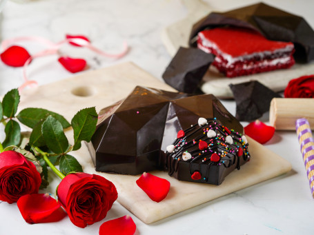 Pastel De Cúpula Con Forma De Corazón De Piñata De Chocolate Oscuro