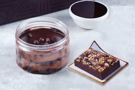 Combinación De Brownie Y Avellanas En Tarro De Pastel De Chocolate Death By Chocolate
