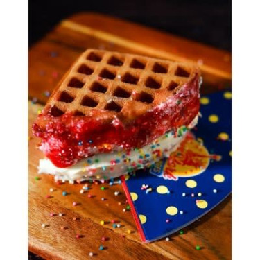 Waffle De Bolsillo Con Queso Crema Y Fresas