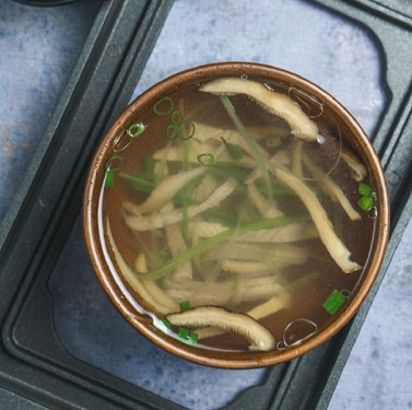 Sopa De Cordero Deshebrado Con Apio Y Champiñones