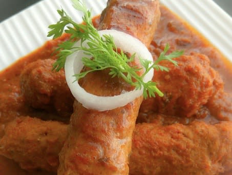 Seekh Kabab Ke Rogan Josh Veg, Chicken, Mutton (Freshly Charcoal Grilled, Tossed In Rich Red Spiced Gravy)