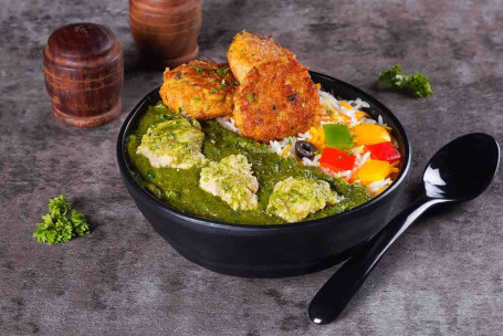 Tazón De Arroz Con Pollo Palak Con Brocheta De Pollo