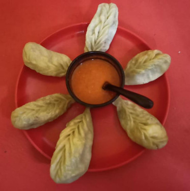 Veg And Cheese Steamed Momos (6 Pcs)