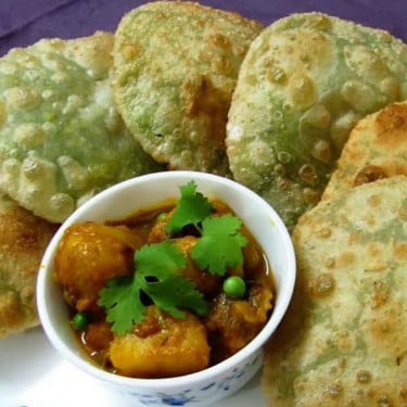 Peas Kochuri [4 Pieces] With Aloo Dum