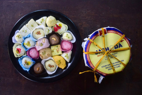 Mixed Shondesh (500 Gms) Lal Mishti Doi (1Kg)